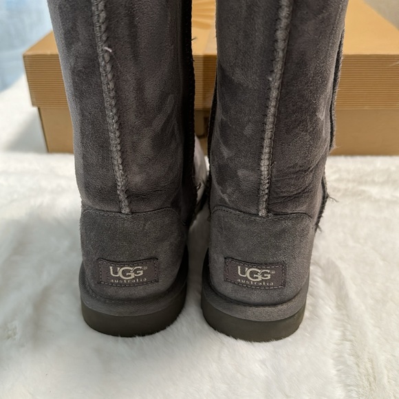 Women Ugg Boots - Picture 3 of 10